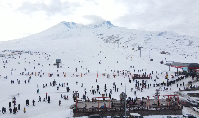 Erciyes hafta sonu 30 bini aşkın ziyaretçiyi ağırladı