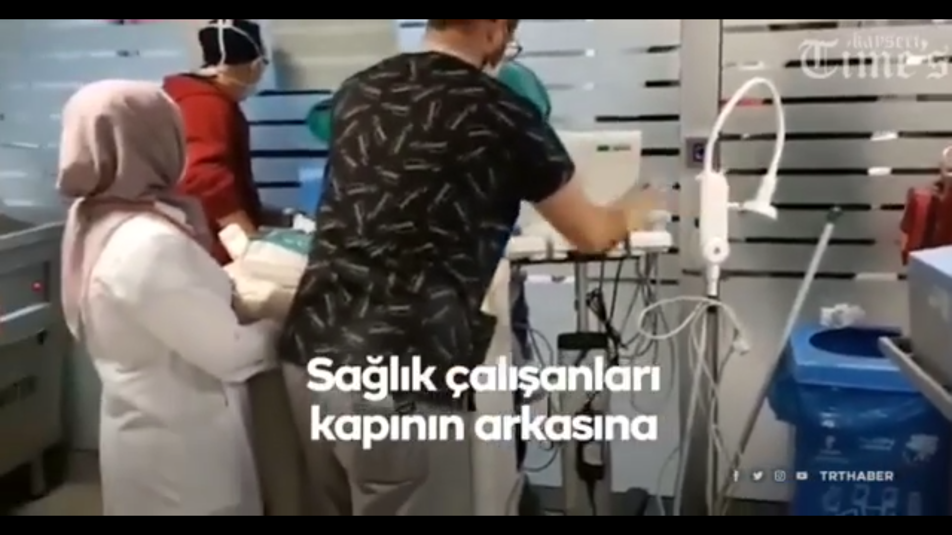 hasta yakınlarının, sağlık çalışanlarına saldırı girişimi nedeniyle tıbbi cihazlarla barikat kuruldu.