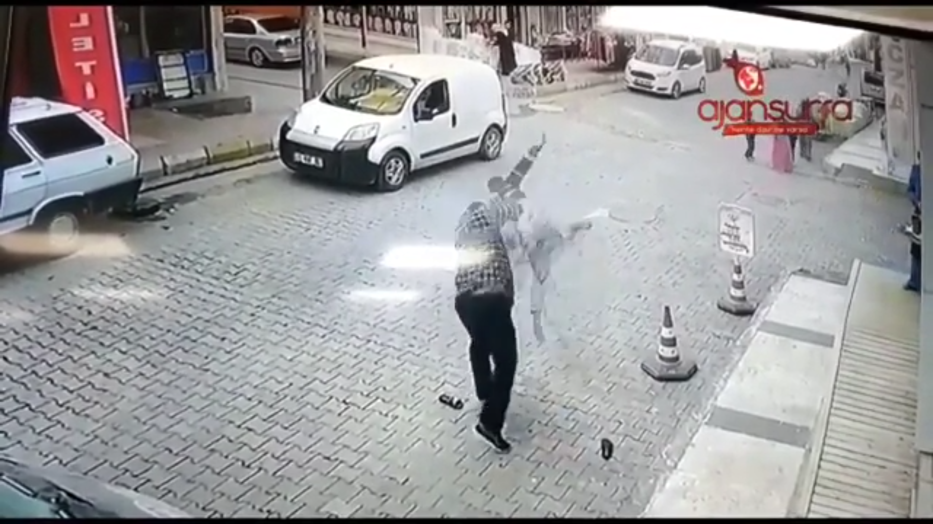 para isteyen çocuğu yerden yere vurarak darp etti!!