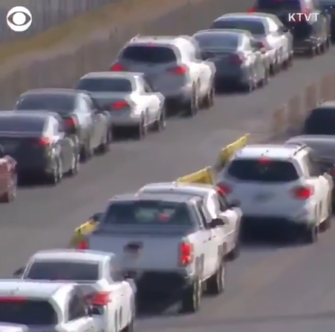 ABD'nin Texas Eyaletinde binlerce kişi gıda yardımı alabilmek için uzun kuyruklar oluşturdu