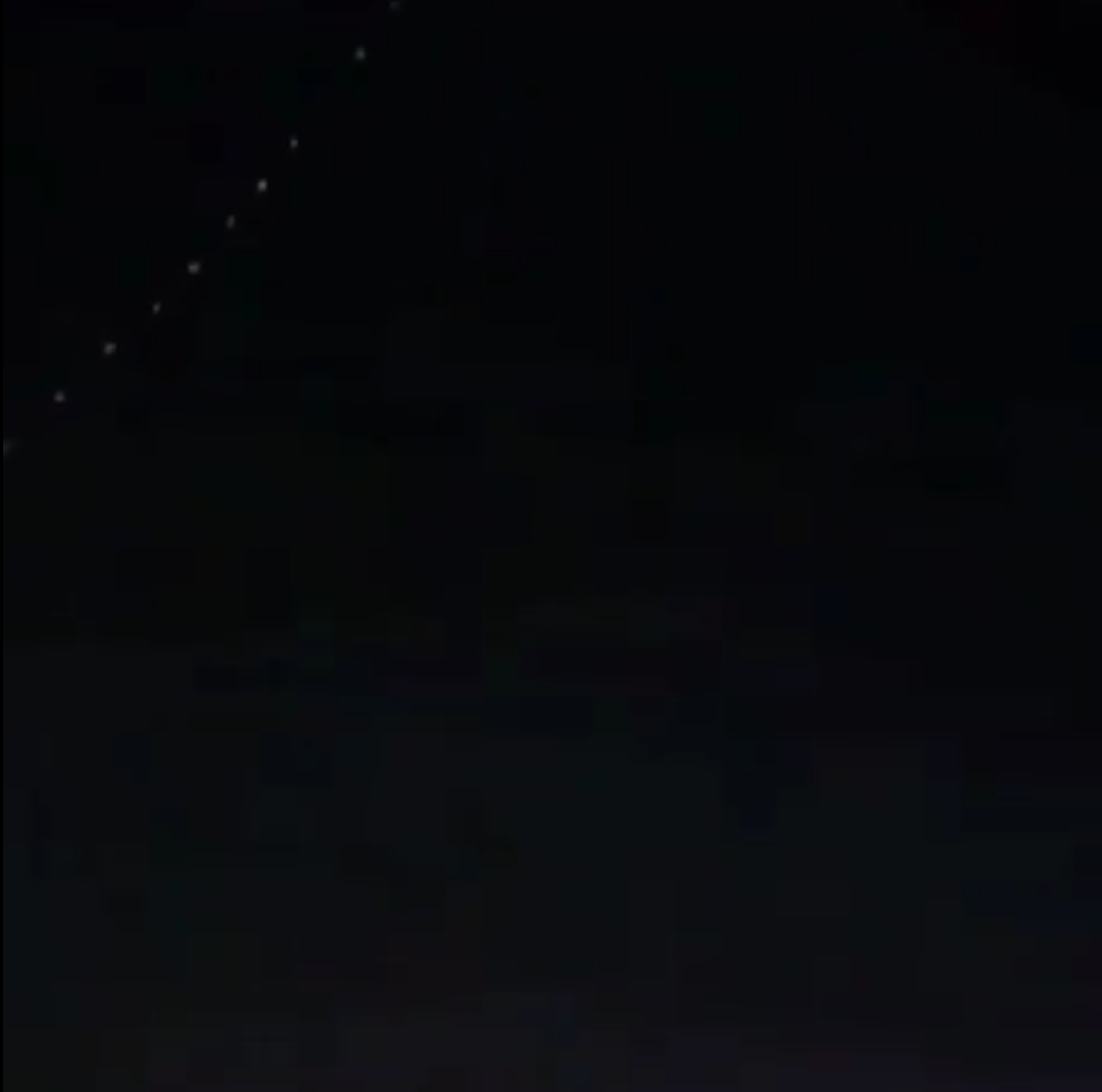 Bağdat'daki ABD Büyükelçiliğine çok sayıda roket fırlatıldı, Elçilikte bulunan C-RAM hava savunma sistemi roketleri engellemeye çalışıyor.