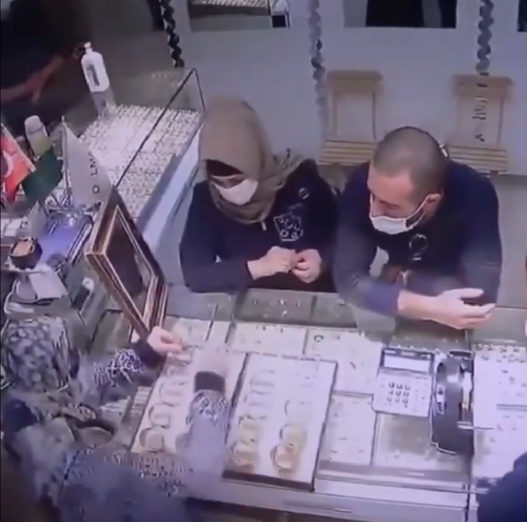 kuyumcu dükkanına gelen biri kadın 2 hırsız, el çabukluğuyla 40bin TL değerindeki bileziği çaldı