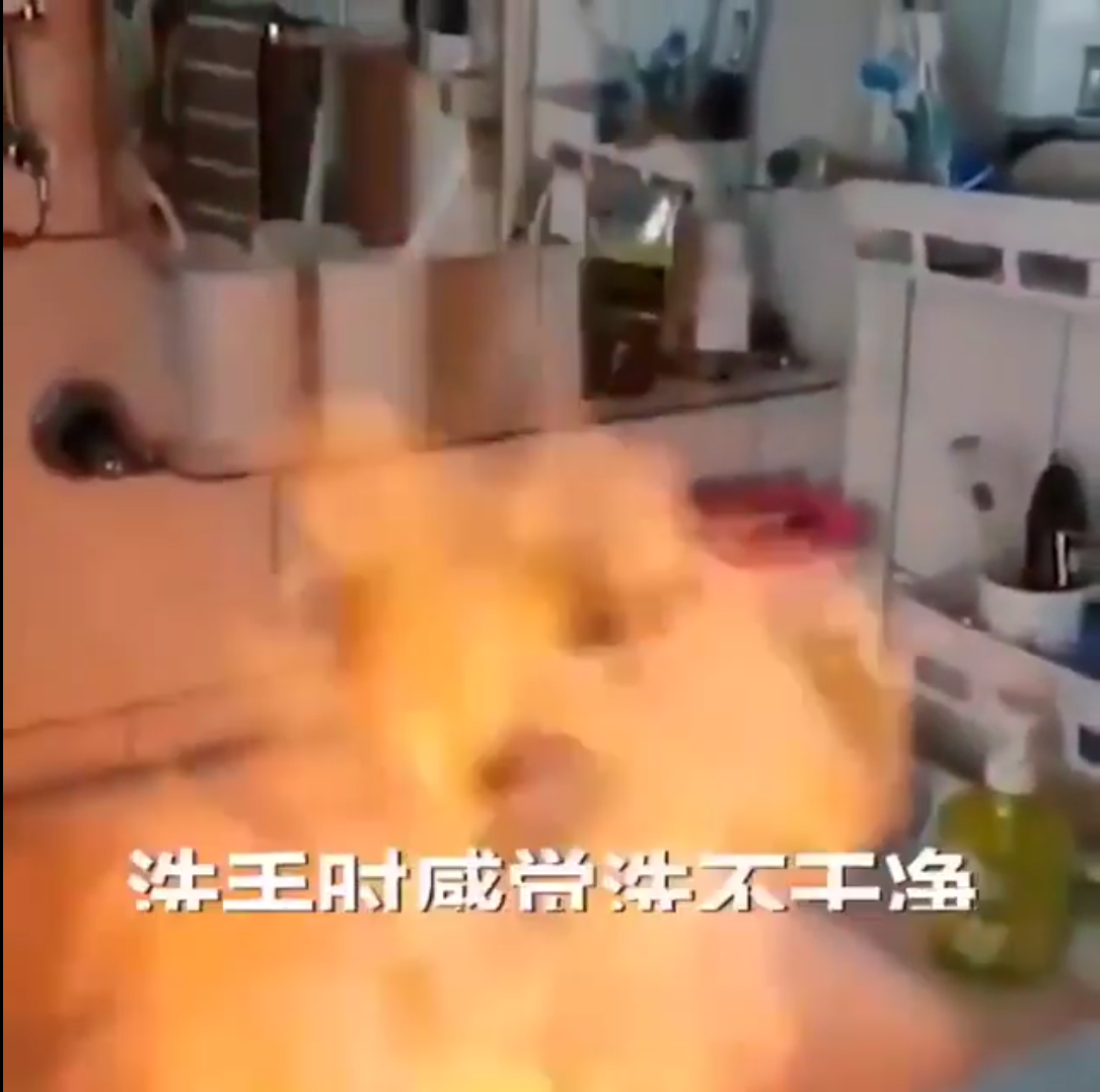 Çin'in Liaoning Eyaleti'nde birçok kişi evlerinden akan musluk suyunun ateş aldığı şikayetiyle yetkililere başvurdu.