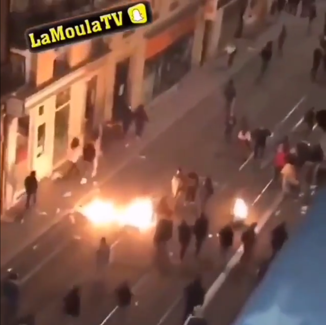 Fransa'nın Bordeaux kentinde halk, yolları barikat ile kapatarak ateş yaktı.