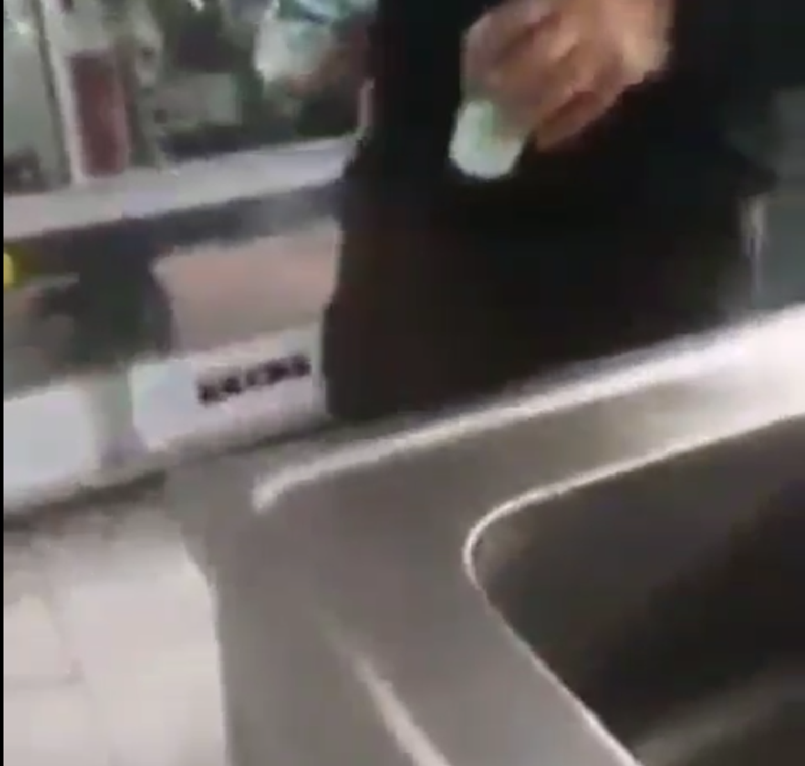 bir kişinin afet bölgesinde dağıtılan yiyecek ve içecekleri toplayıp satmaya çalıştığı anlar görüntülendi.