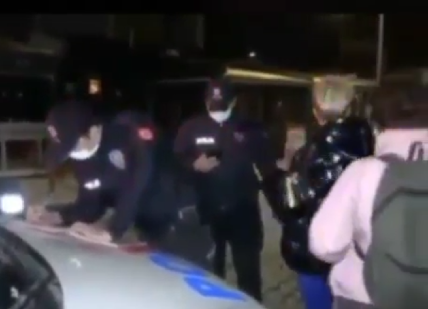 İzmir'de polis ile tartışan vatandaş sosyal medyada büyük tepki topladı.