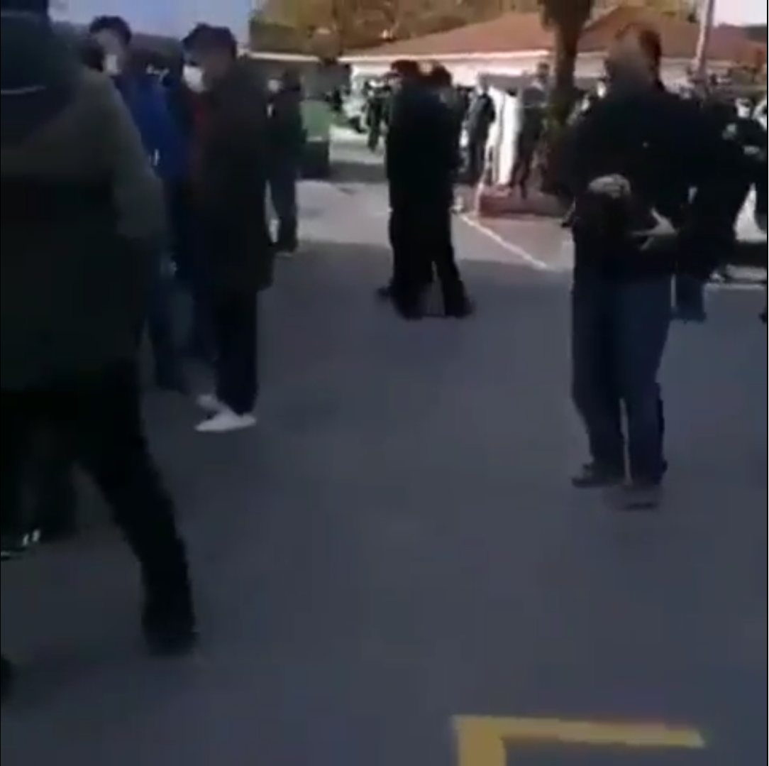İstanbul Küçükçekmece'de bulunan gasilhane önünde uzun kuyruklar oluştu.