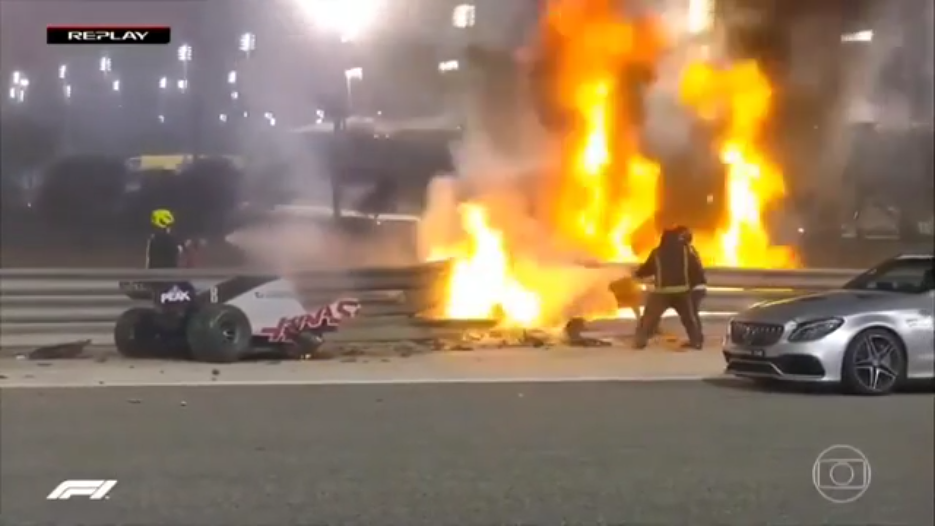 F1 Bahreyn'de bariyerlere çarpan Romain Grosjean’ın alev alan aracının içinden çıkma anı