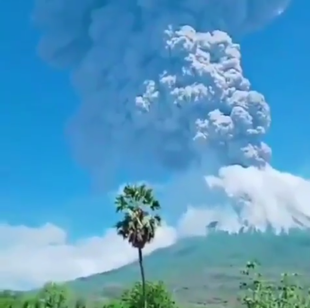 Endonezya'nın Lembata bölgesindeki Lewotolo Yanardağı'nda patlama meydana geldi, halk bölgeden panikle kaçıyor.