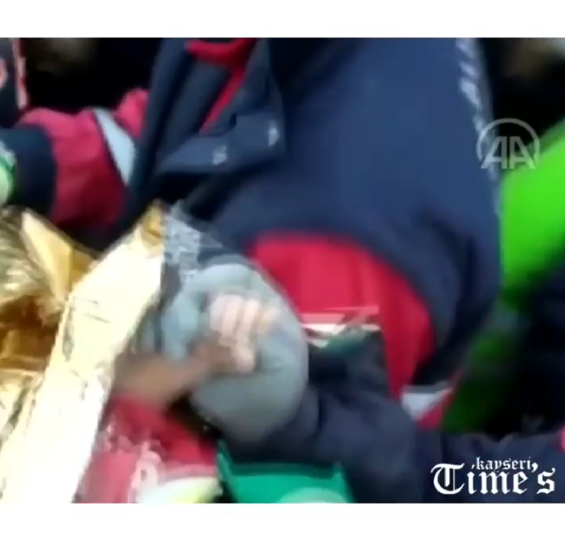 65 saat sonra bir mucize daha gerçekleşti: 3 yaşındaki Elif enkazdan yaralı olarak çıkarıldı.