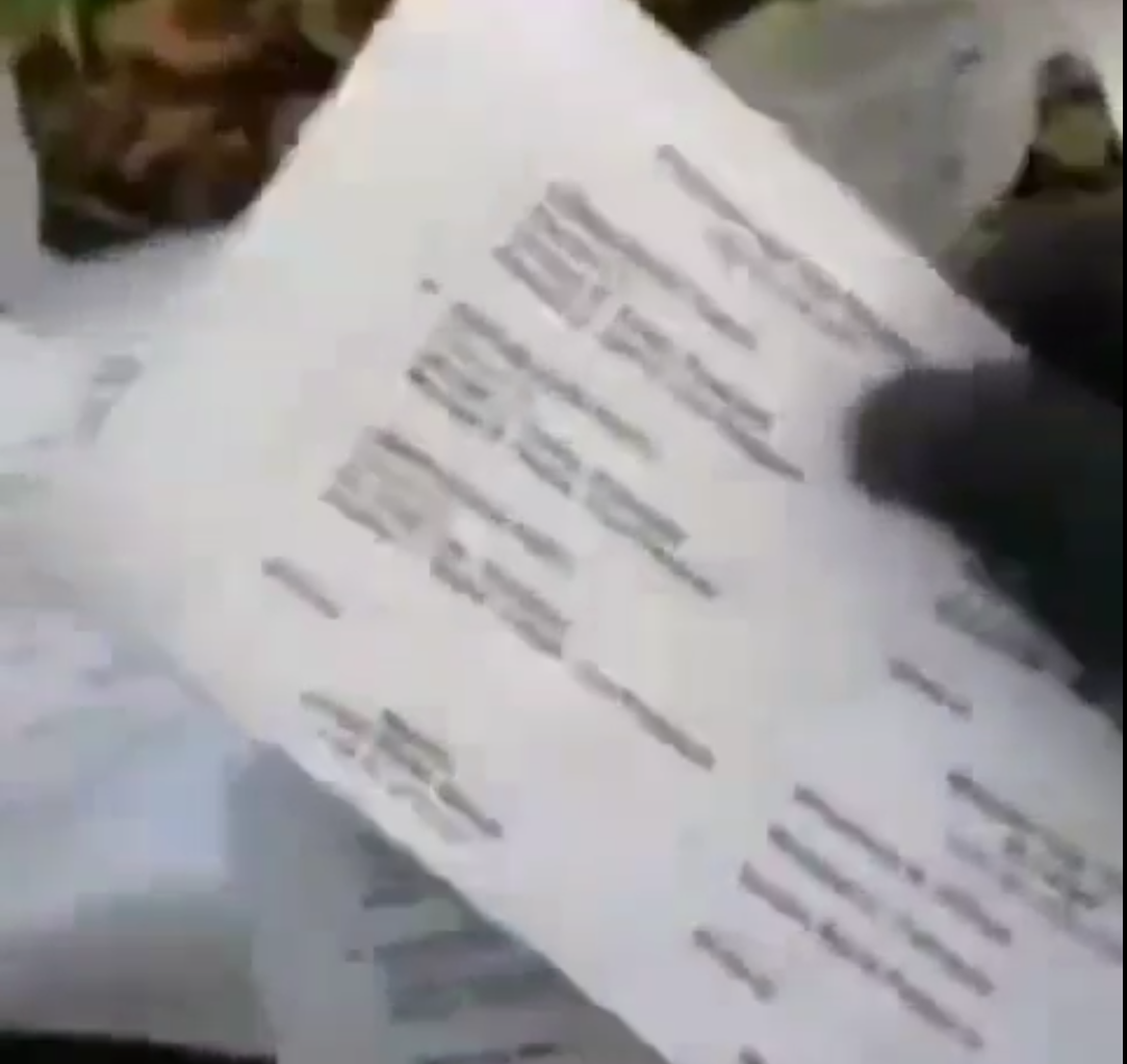 ABD'de bir kişi, posta yoluyla Trump'a verilen oy pusulalarını yakarak sosyal medyada paylaştığı iddia ediliyor.