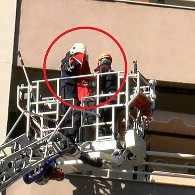 Kurtarma ekipleri, yan yatan binanın 6’ncı katındaki Türk bayrağını öpüp katlayarak aşağıya indirdi.