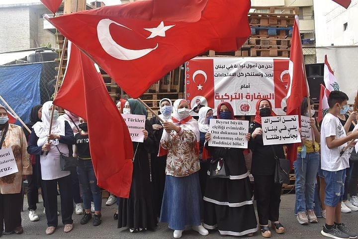 Lübnan'ın başkentinde Ermeni bir grup tarafından Türk Büyükelçiliği önünde yapılan eyleme karşı Türkiye'ye destek gösterisi düzenlendi.