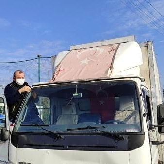Yıpranmış ve rengi solmuş Türk bayrağı bulunan kamyonete ceza