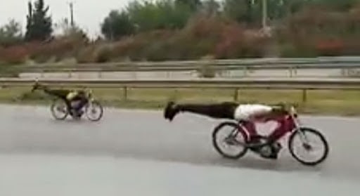 Motosikletin üzerine yatarak sokakta yarış yapan 2 şüpheliye 9 bin 750 TL para cezası verildi!