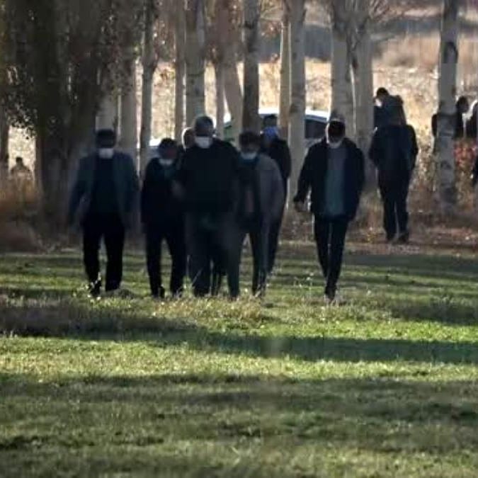 Zamantı Irmağı'ndan kendi imkanları ile su çekerek tarımla uğraşan yüzlerce çiftçi, kendilerine gelen 40 bin TL ile 90 bin TL arasındaki icra kağıtlarını görünce şoka uğradı.