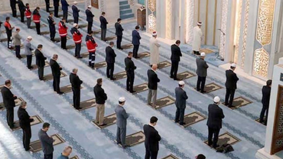 65 yaş üzeri ve 20 yaş altı kişiler cuma namazı vaktinde, sokağa çıkma kısıtlaması dışında bırakılacak.