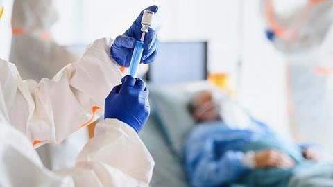 Almanya'da koronavirüs tedavisi gören ve durumu ağır iki hastayı 'acı çekmesin' diye kasten öldürmekle suçlanan başhekim tutuklandı.