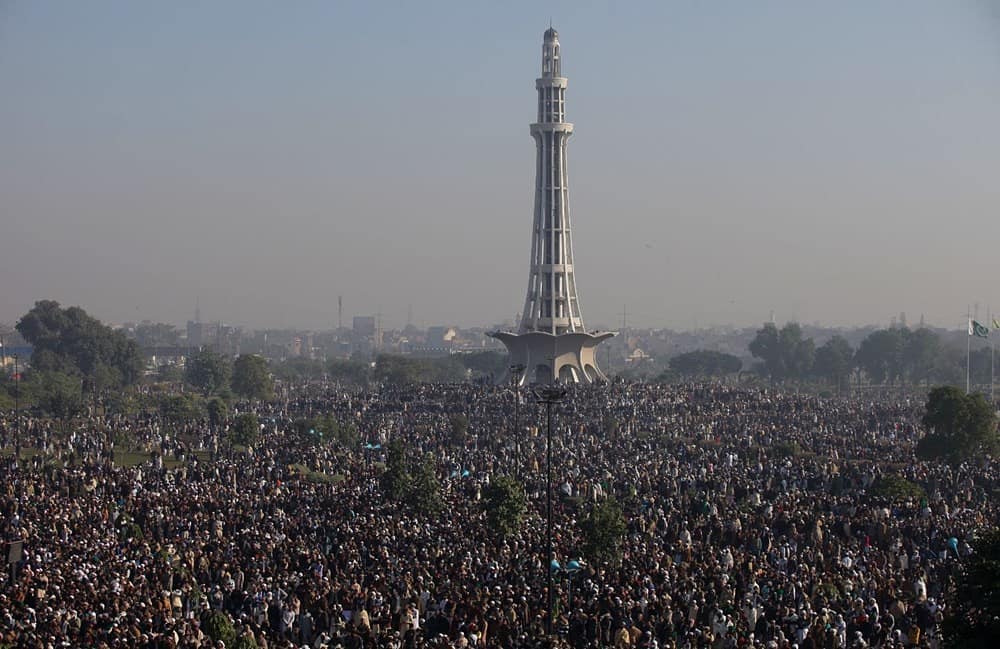 Corona virüs vakalarının yeniden artış gösterdiği Pakistan'da önlemleri hiçe sayan önemli bir olay yaşandı.