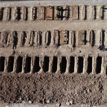 Kış aylarının sert geçtiği Sivas’ta, kış öncesi defin işlemleri için 2 bin mezar hazırlandı.