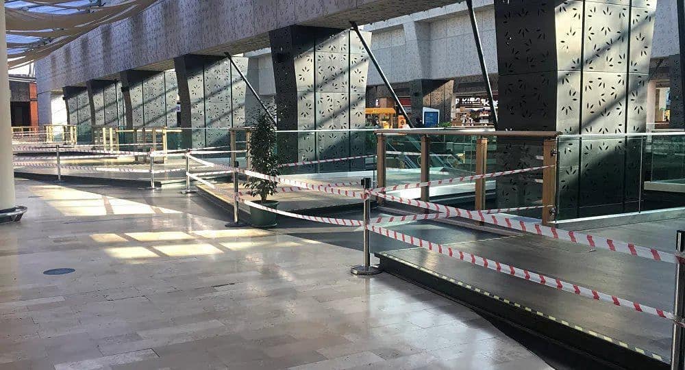 Yerde yemek yiyen vatandaşlara tepki yağmıştı avm tedbir alarak şerit çekti