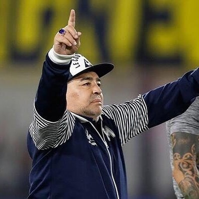 Dünya futbolunun efsanesi Diego Armando Maradona hayata gözlerini yumdu.