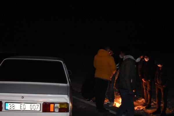 Konya'da, sokağa çıkma yasağı saatlerinde, otomobil yarışı için faklı illerden gelerek buluşan 63 kişiye, 3 bin 150'şer lira para cezası uygulandı.