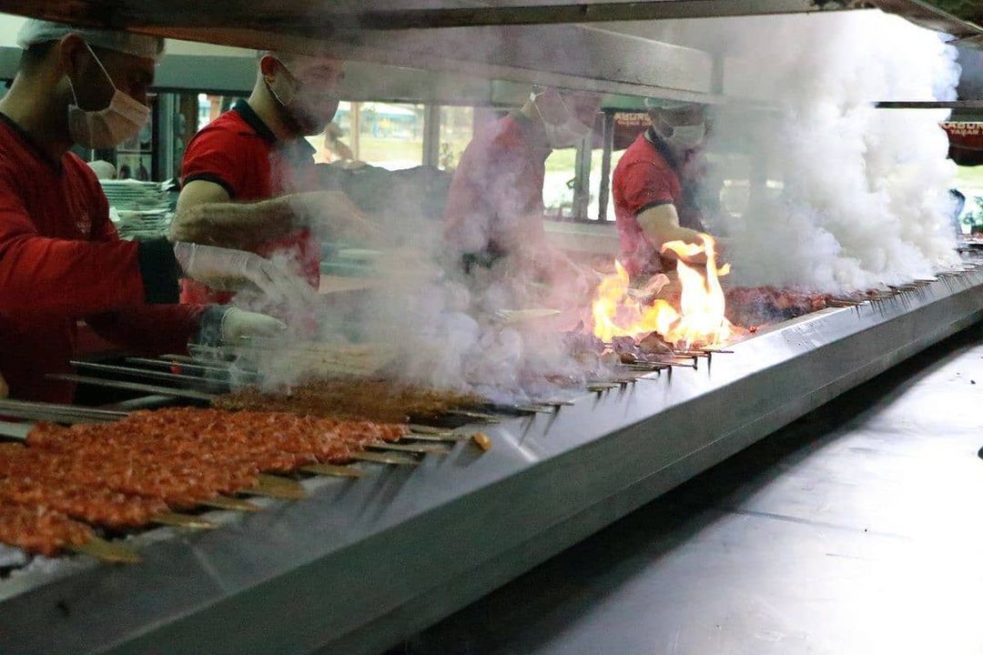 Adana'da kebapçı Yaşar Aydın'ın, restoranında yaptığı ve yoğun ilgi gören ''boru kebabı'