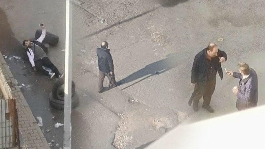 İstanbul Sultangazi’de bir baba, oğlunu pompalı tüfekle vurup başında bekledi.