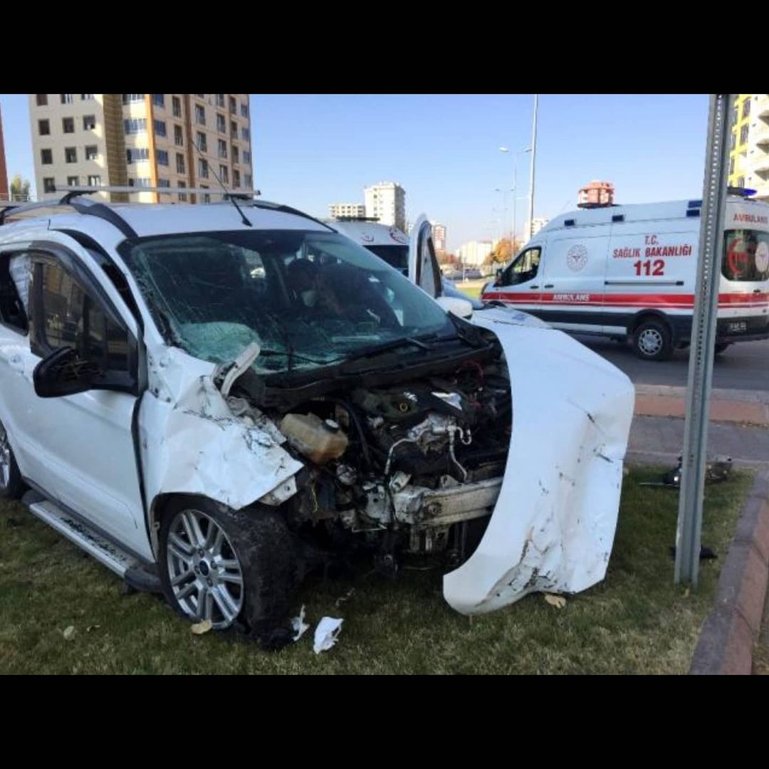 Kayseri'de 2 aracın çarpıştığı kazada 6 kişi yaralandı