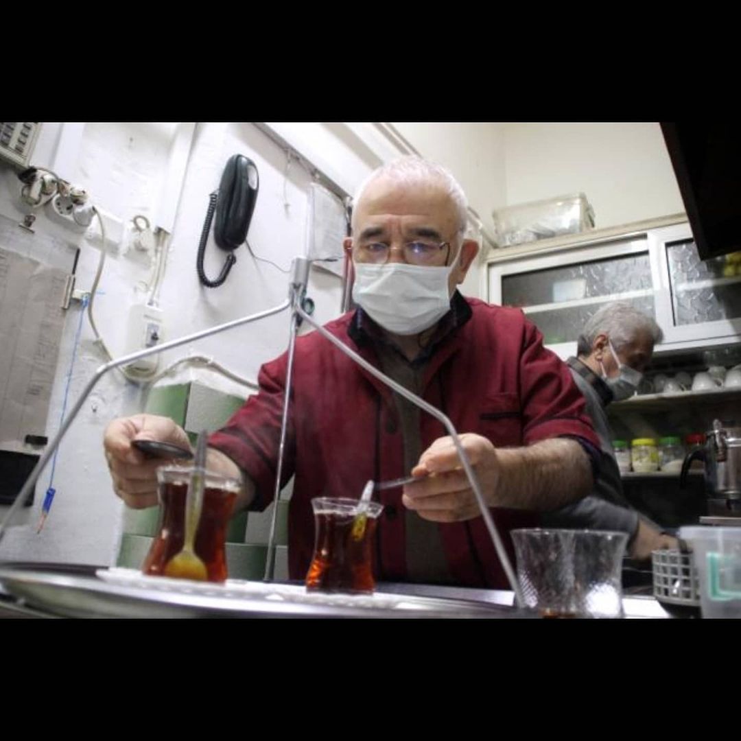 Kayseride ailesinin geçimi için okulu bırakıp çaycılığa başlayan 60 yıldır çaycılık yapan 68 yaşındaki esnaf