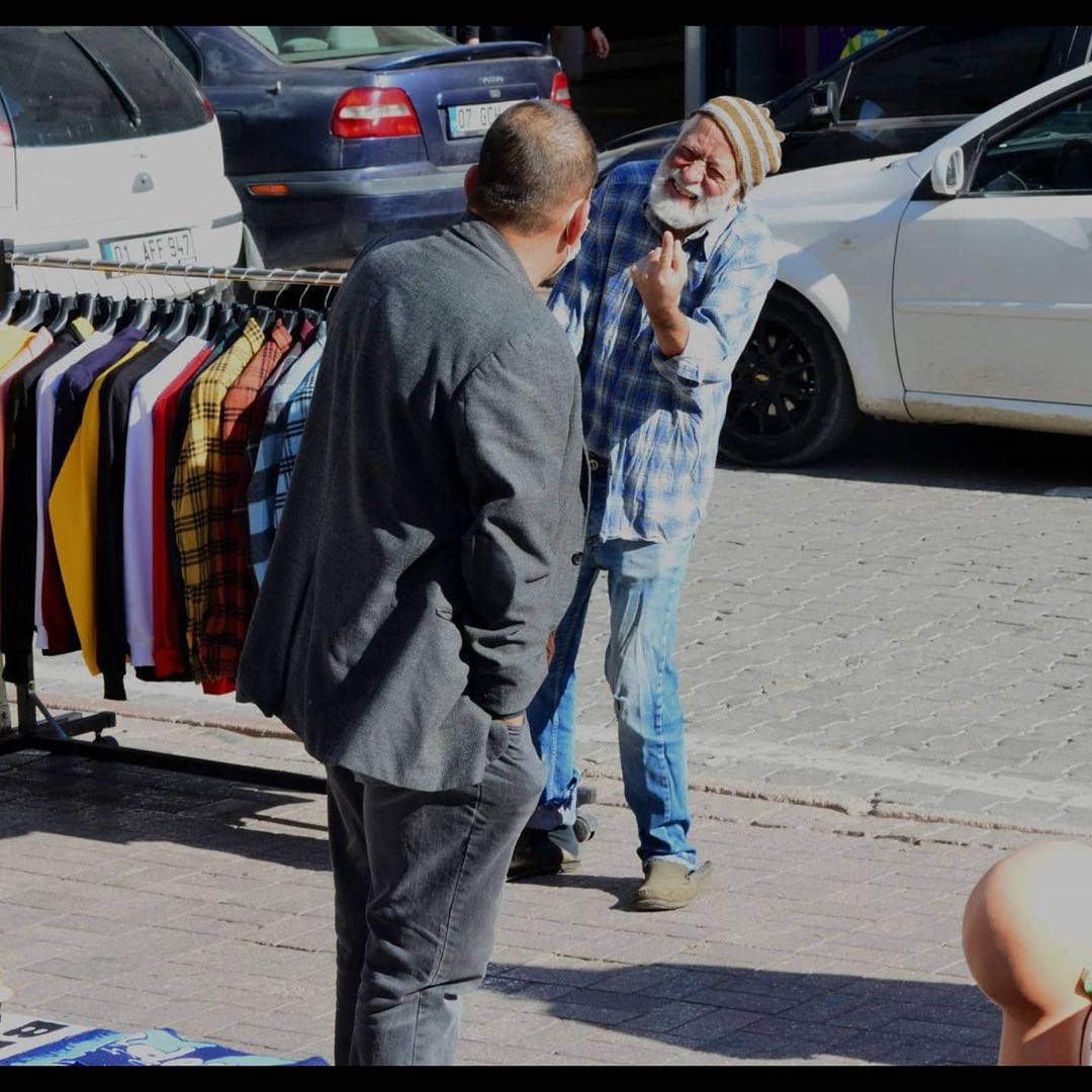 Adana'da dilenci kılığına giren tiyatro oyuncusu Hüseyin Şen yarım saatde 60 lira topladı