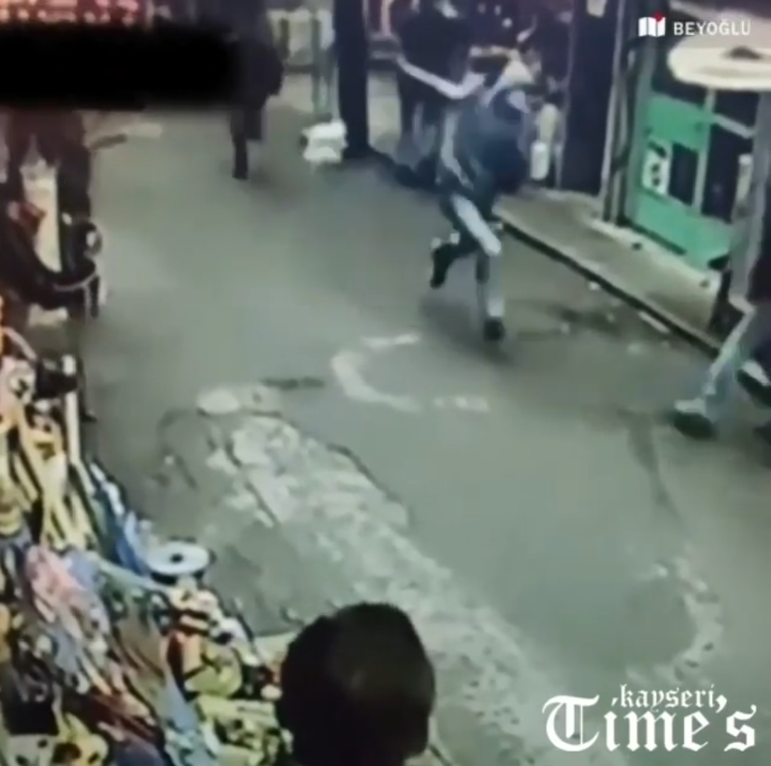 İstanbul'da telefonla konuşan kadının telefonunu çalan iki kapkaççı esnaf tarafından yakalandı.