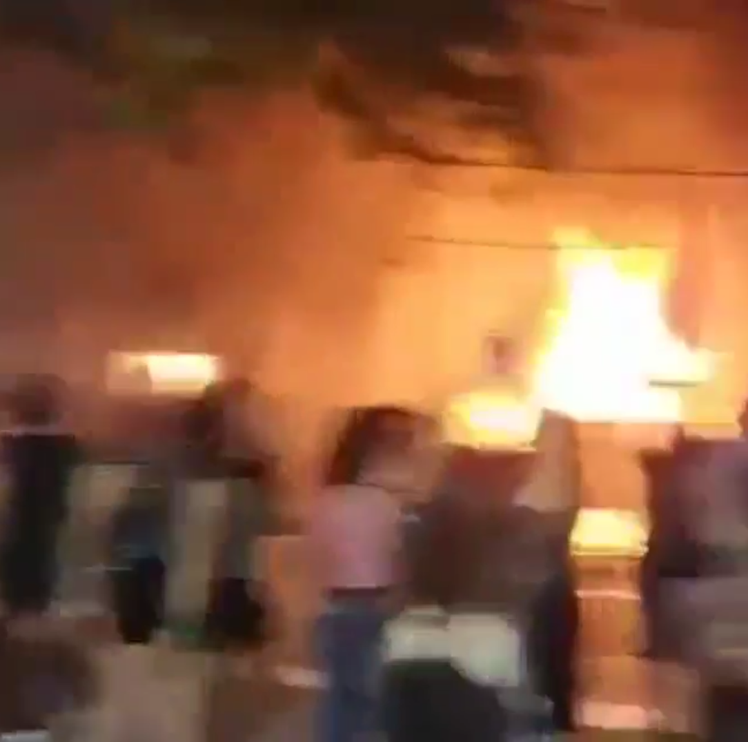 Arjantin'de kadın cinayetine tepki gösteren kadınlar, adalet sarayını yaktı.