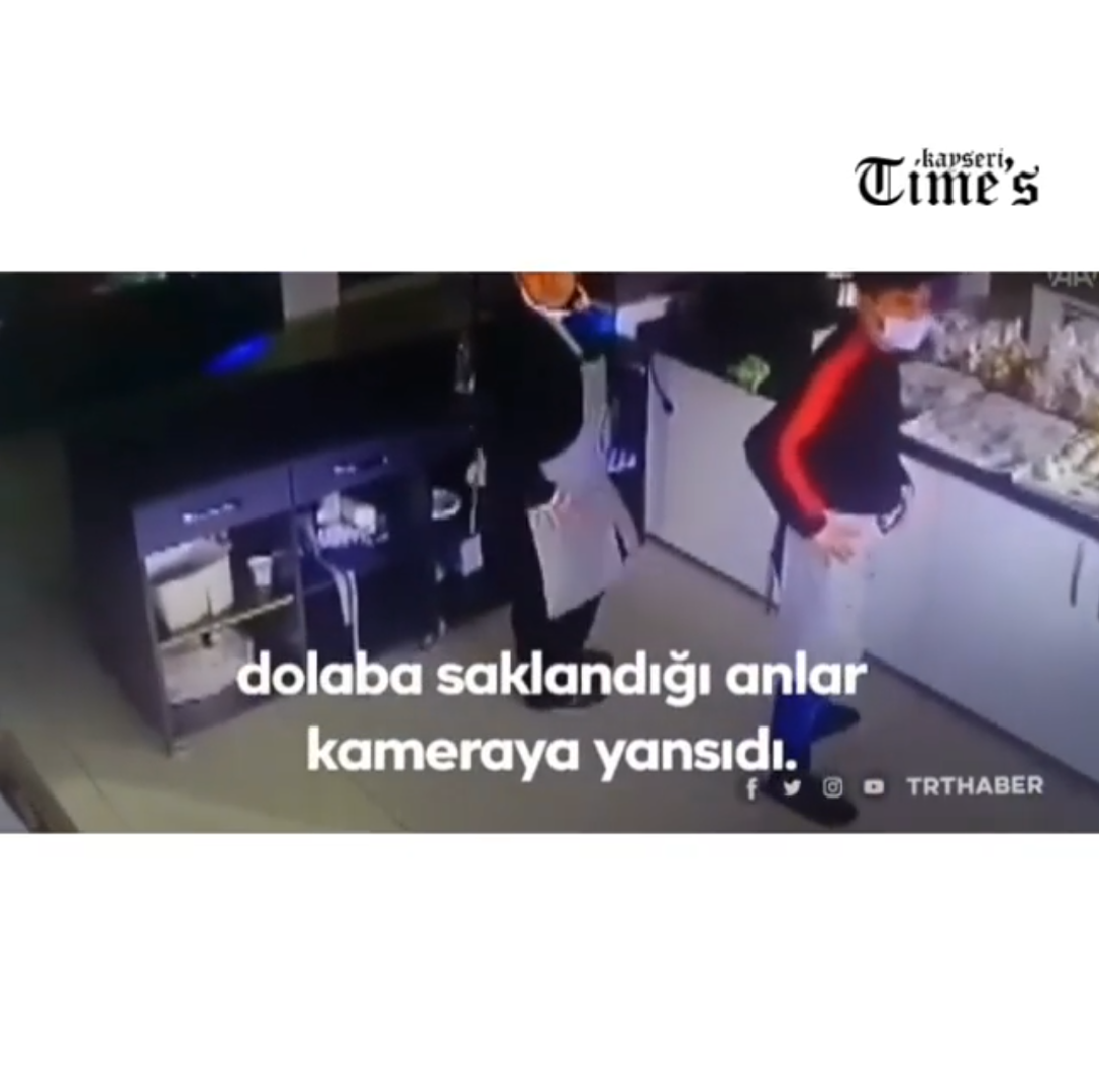 Mersin'de sokakta başlayan kavgada taraflardan biri pastaneye kaçtı. Çalışanlar korkudan dolaba saklandı. O anlar kameraya yansıdı.