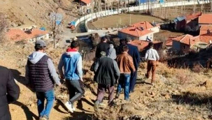 Çocuklar uzaktan eğitim alabilmek için tepelere çıkıyor
