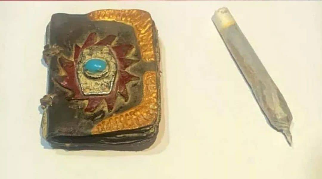 Muğla'nın Seydikemer ilçesinde, bin yıllık olduğu tahmin edilen ceylan derisi üzerine yazılmış, altın işlemeli Tevrat ele geçirildi.