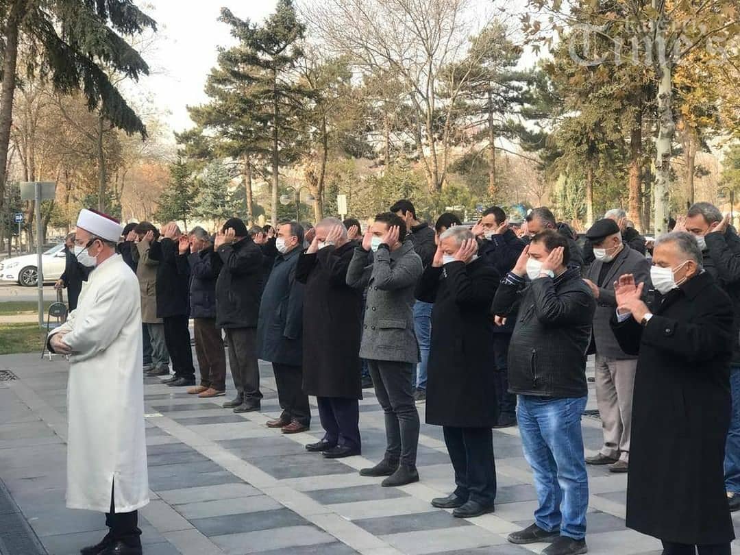 Koronavirüse yenik düşerek hayatını kaybeden Hes Kablo Kayserispor eski başkanlarından Sami Yangın, son yolculuğuna uğurlandı.