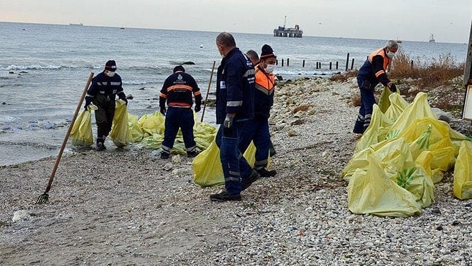Belediye ekipleri yaklaşık 10 ton denizanası topladı.