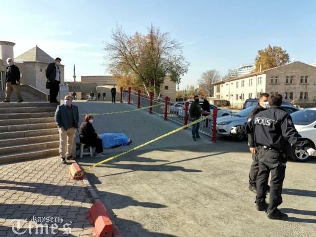 Kayseri'nin Kocasinan ilçesinde yolda yürürken fenalaşarak hayatını kaybeden vatandaşın eşi, bir an olsun başından ayrılmadı.