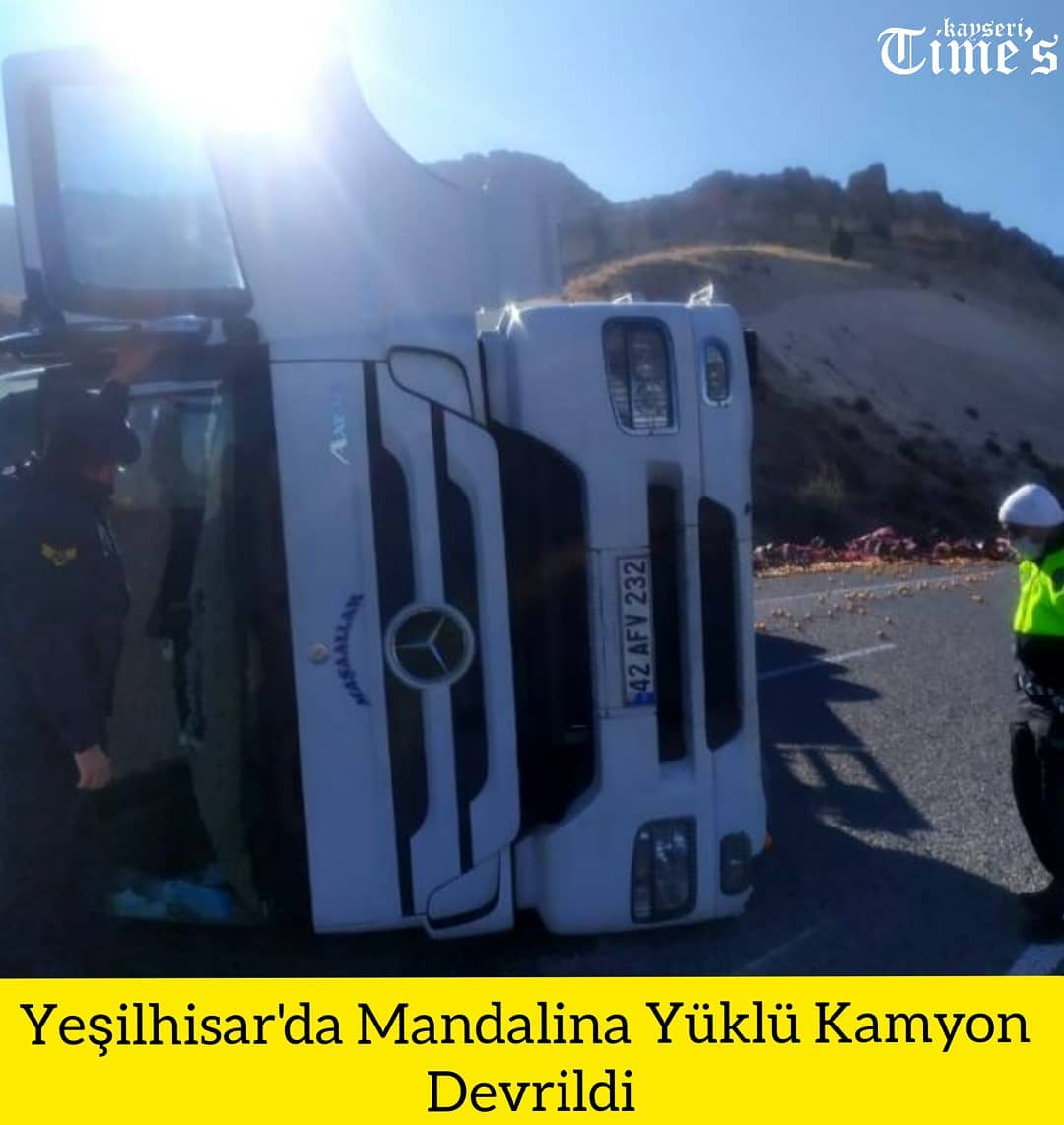 Yeşilhisar'da mandalina yüklü kamyon devrildi