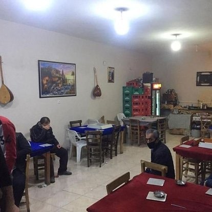 kahvehaneye baskın: Mum ışığında kumar oynayan 32 kişiye 100 bin 800 lira para cezası kesildi!