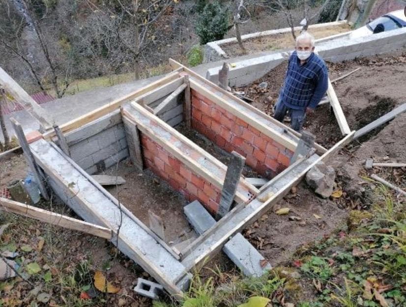Trabzon'un Köprübaşı ilçesinde Dursun Ali Karaman (76), kendi mezarını yaptı.
