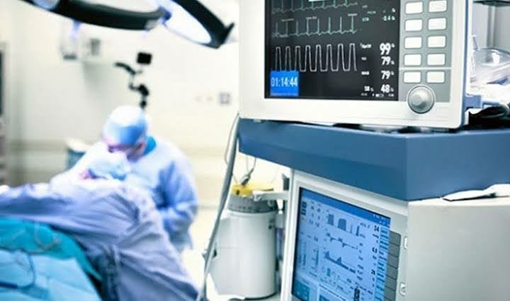 koronavirüs salgınıyla birlikte, PCR testleri 'pozitif' çıkıp servise alınan hastalara, parayla bakanlar nedeniyle sosyal medyada refakatçi borsası oluştuğu ortaya çıktı