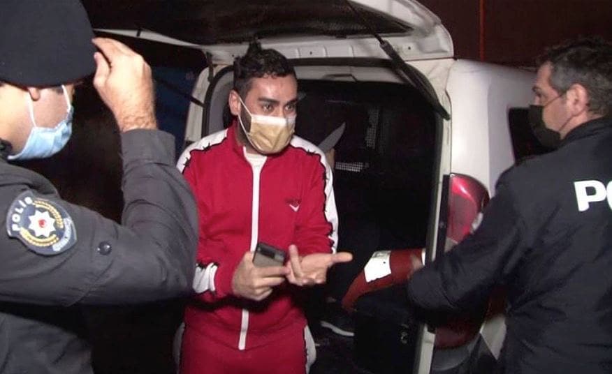 Gece saatlerinde bir eve kurşunlar yağdıran silahlı saldırgan ve arkadaşı, eve yakın bir noktada ekipler tarafından gözaltına alındı.