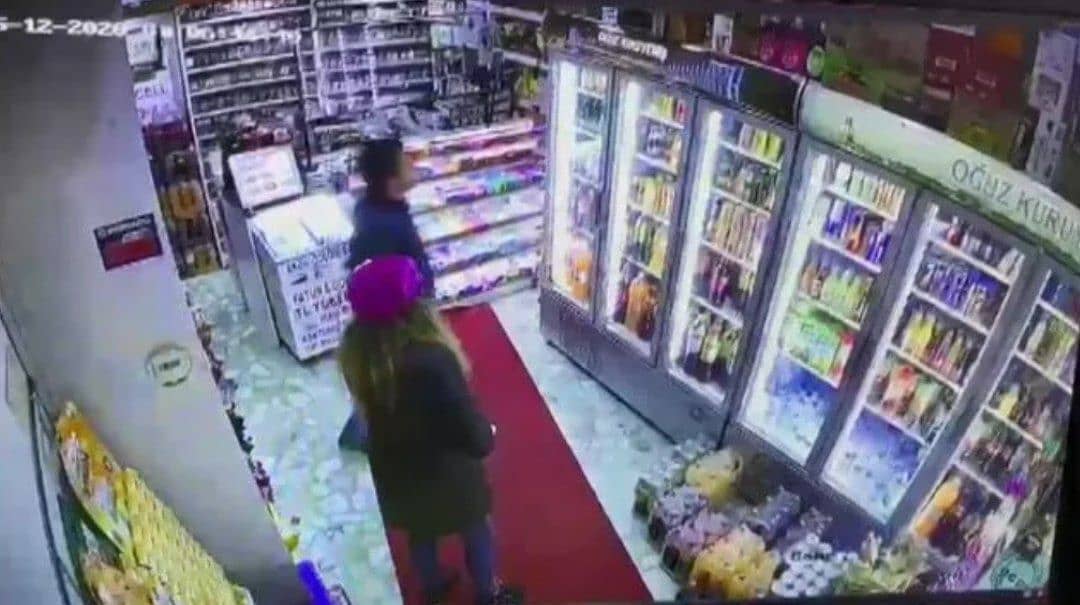 Esenler'de bir büfeye müşteri gibi gelen kadın, büfe sahibinin yanına yaklaşarak cebinden bin lirasını aldı.