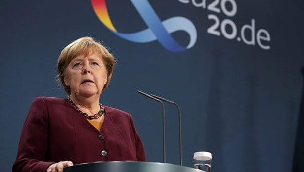 Merkel aşıyı bulan Türkleri övdü.