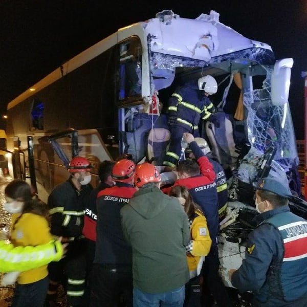 Düzce'de TEM otoyolunda yolcu otobüsünün kamyona arkadan çarptı