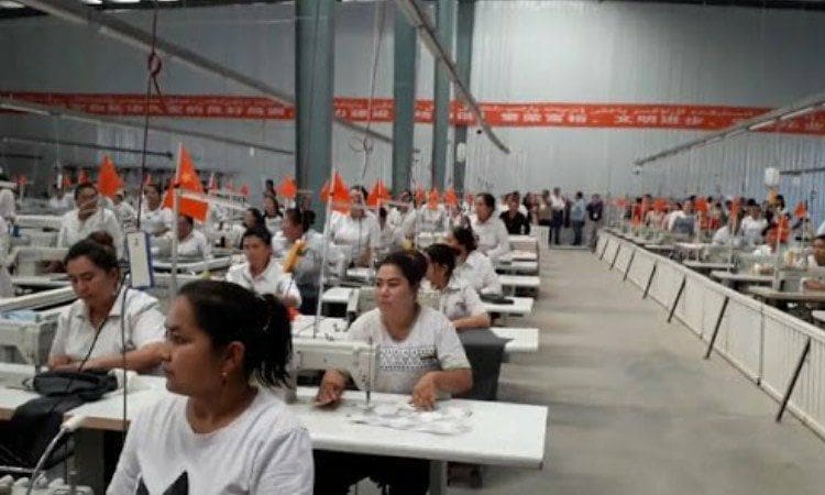 KARAKAŞ’TAKİ 16 FABRİKADA UYGURLAR KÖLE OLARAK ÇALIŞTIRILIYOR