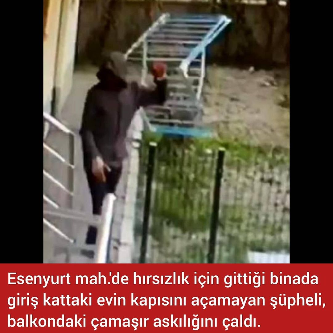 Hırsızlık için girdiği binadaki kapıyı açamayınca çamaşır askılığını çaldı